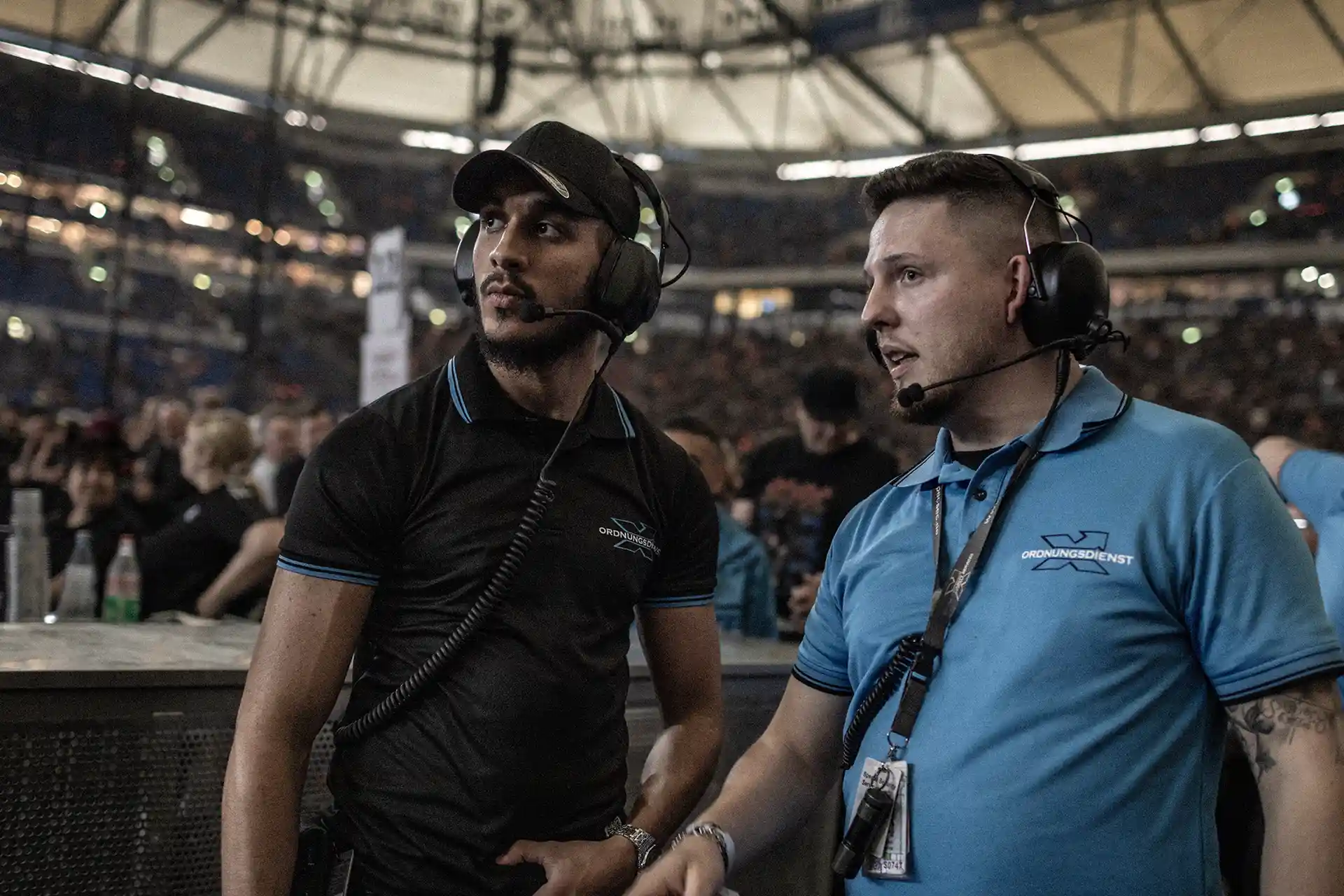 Zwei Mitarbeiter von Special Security Services bei einer Veranstaltung in der Rudolf Weber-ARENA Oberhausen